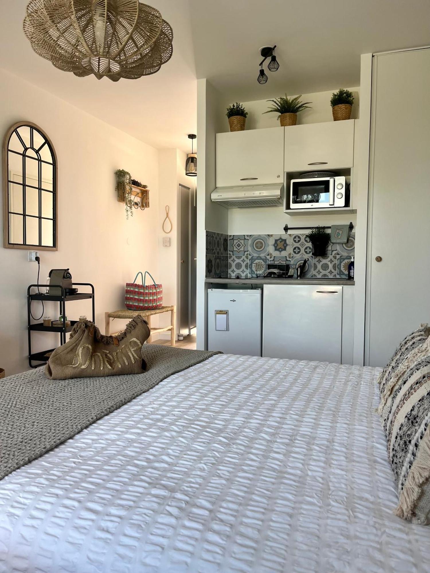 Studio Nuitee En Provence 2 เออกีส์ ภายนอก รูปภาพ