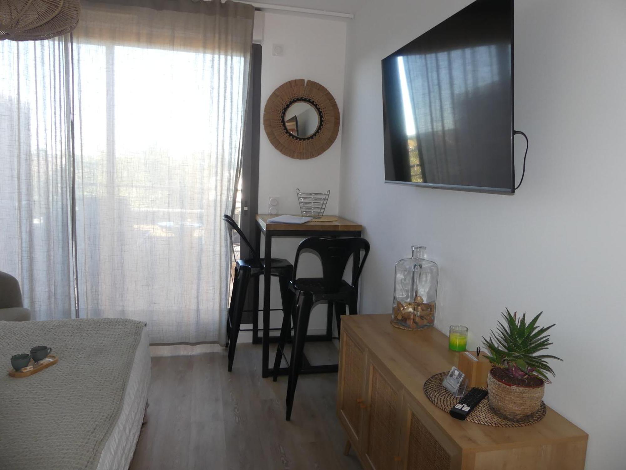 Studio Nuitee En Provence 2 เออกีส์ ภายนอก รูปภาพ